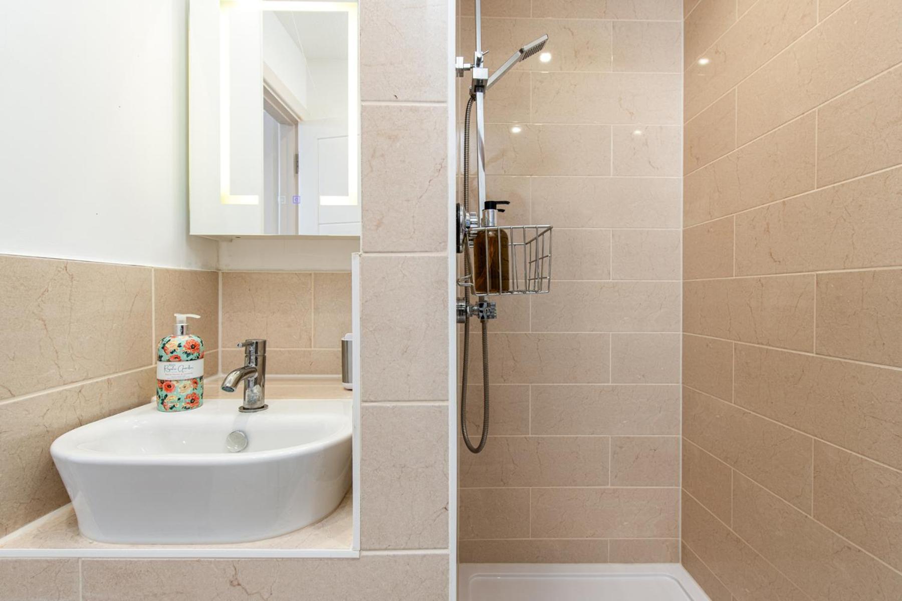 Dom wakacyjny Private 3bed-parking-sleeps5-by Fabaccommodation *