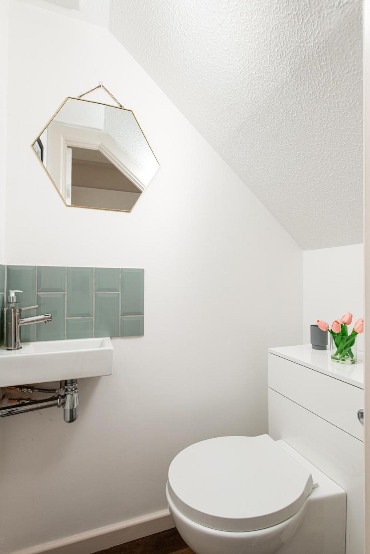 Private 3bed-parking-sleeps5-by Fabaccommodation