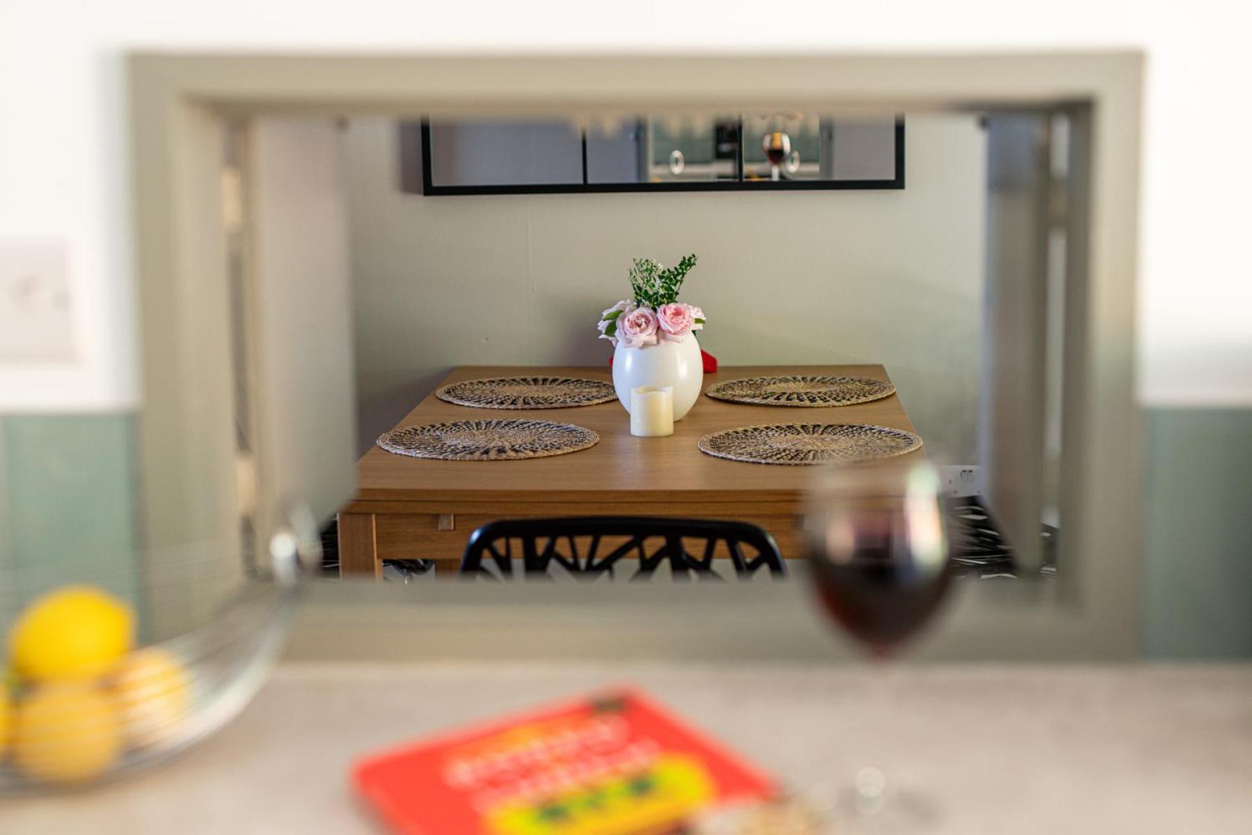 Private 3bed-parking-sleeps5-by Fabaccommodation