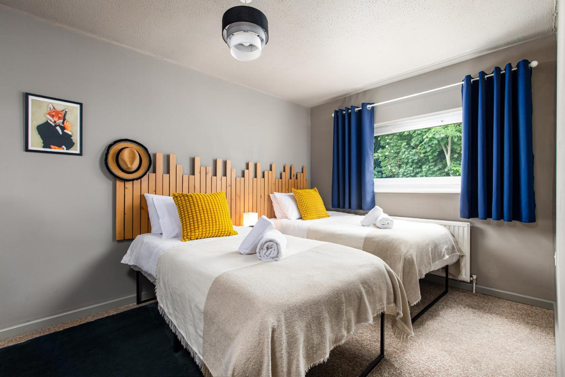 Private 3bed-parking-sleeps5-by Fabaccommodation
