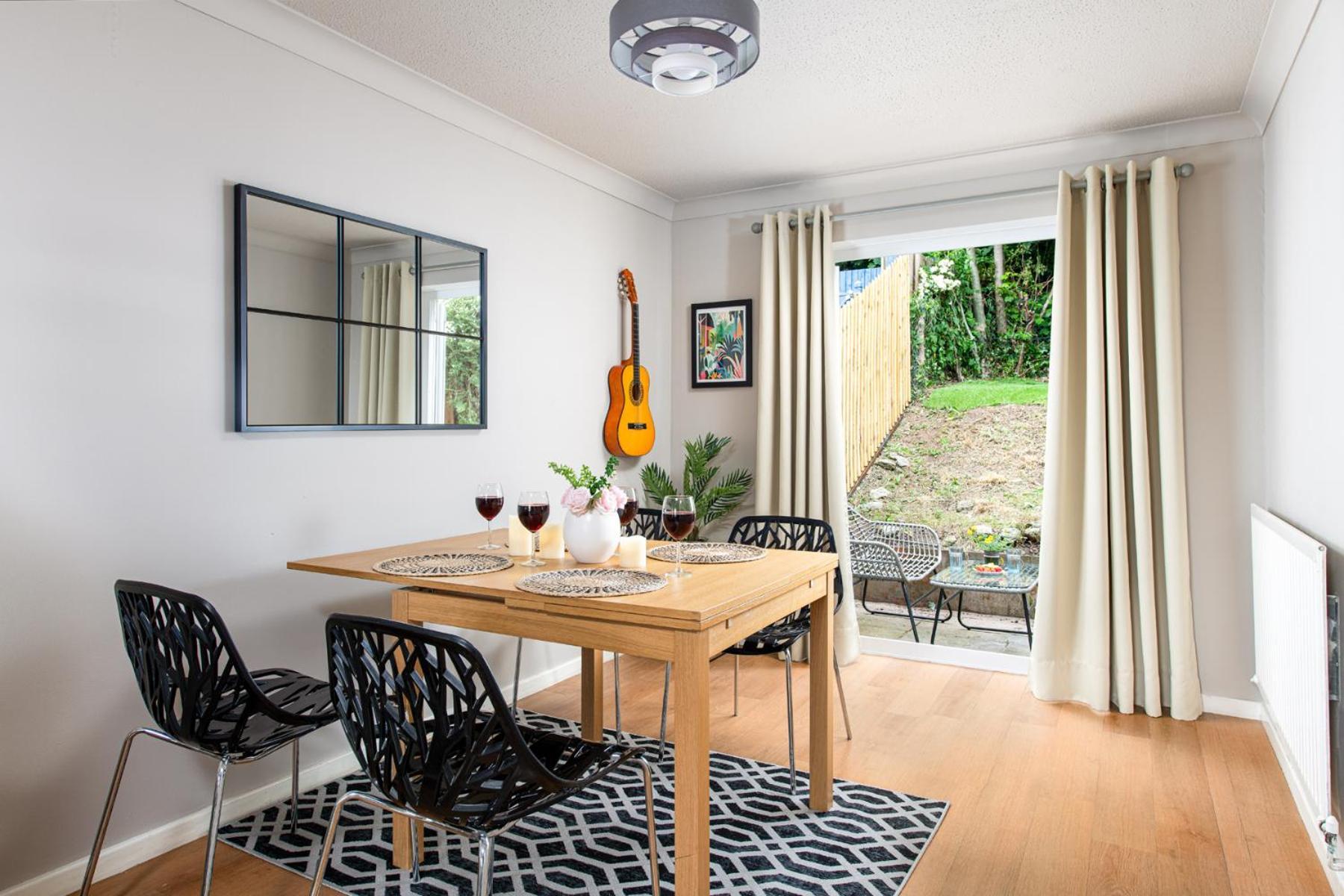 Private 3bed-parking-sleeps5-by Fabaccommodation Casa vacanze *